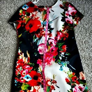 Vestido de coctel corto floreado.